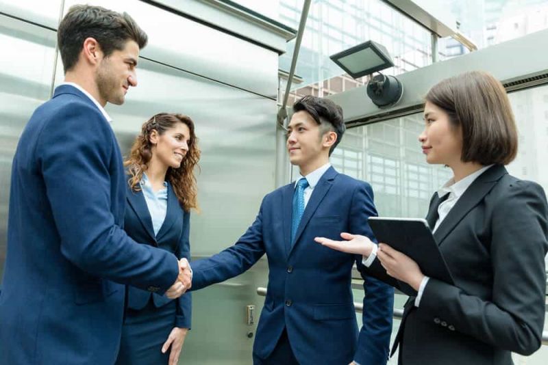 phân biệt với người nước ngoài